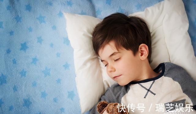 大脑|孩子睡觉时3个表现,暗示了大脑发育好,将来有可能变成学霸