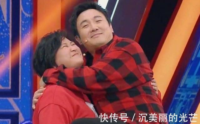 李晨晒出《跑男》合照,有谁注意郭麒麟的脚,比五位女嘉宾还亮眼