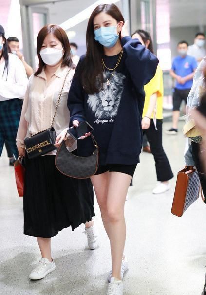 宋妍霏 卫衣搭配什么下装好看?舒适时髦又减龄,展现时尚魅力!