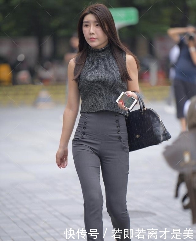 高领深色上衣搭配“高腰”修饰惊人腿长，尖头束脚鞋更具高冷气质