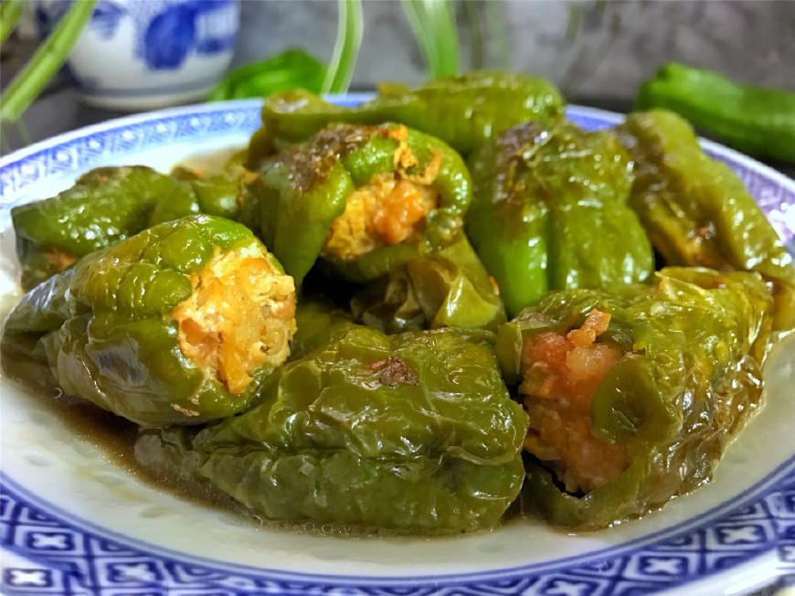 鲜美|青椒别再炒肉丝了,换个做法,咬一口,香辣鲜美,米饭都多吃一碗
