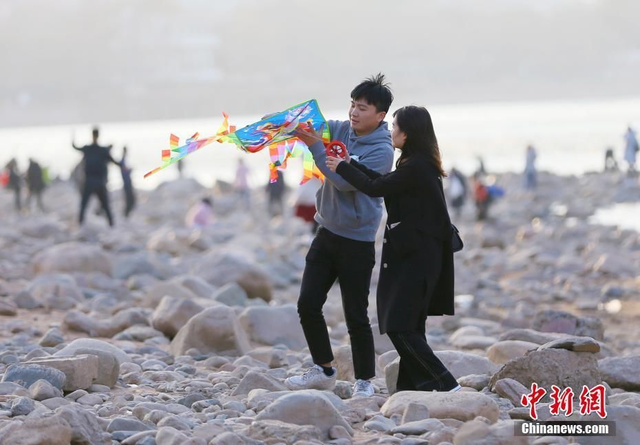 黄河兰州段水位持续下降 部分河床裸露