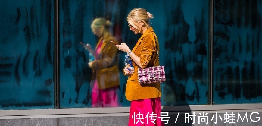 穿搭|街拍穿搭:今年秋冬流行色来了,为焦糖色疯狂打Call