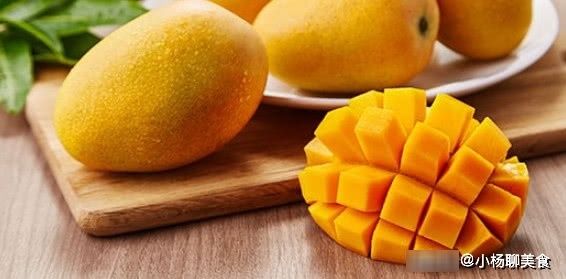 朋友|去朋友家做客，朋友剥芒果的方式让人大开眼界，网友：这就是智慧