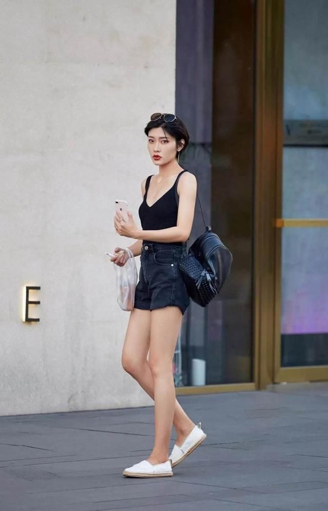 小姐姐|街拍时尚吊带装美女16位靓丽小姐姐笑容甜美身姿高挑太吸引人