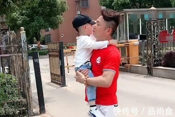 孙子|超时髦姥爷带孙子遛弯火了,网友:不让姥姥省心的姥爷