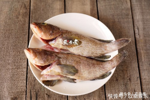 煮鱼汤时,要记得这两个步骤,才能奶白好喝,鱼肉还鲜嫩好吃