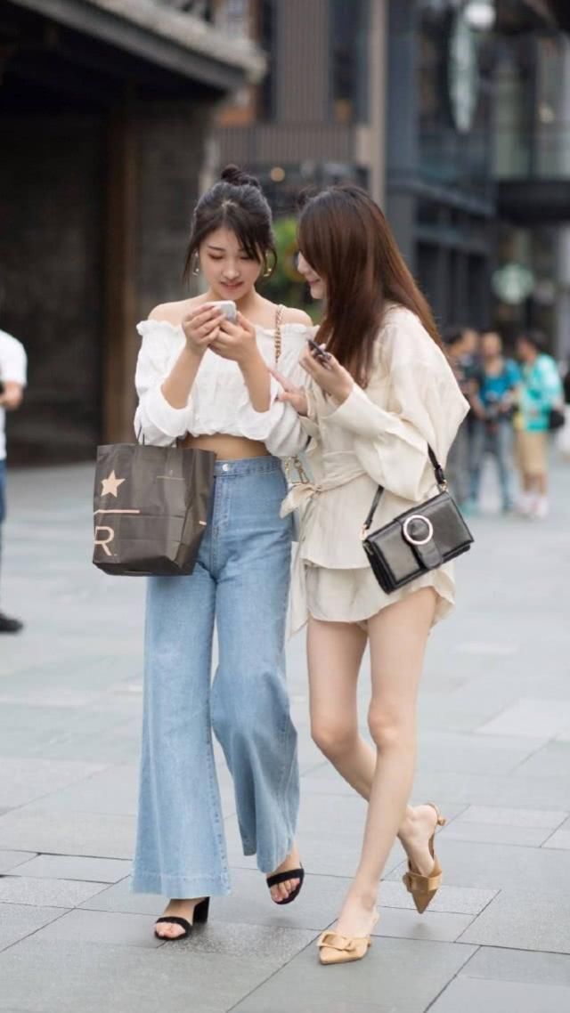 精美牛仔裤充满青春活力的感觉，在修身的同时穿起来特别帅气