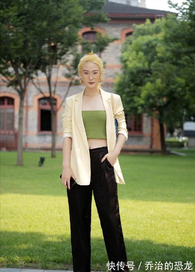 搭配 最近火了一种穿法“上下带点绿”，时髦显白，照着穿就对了！