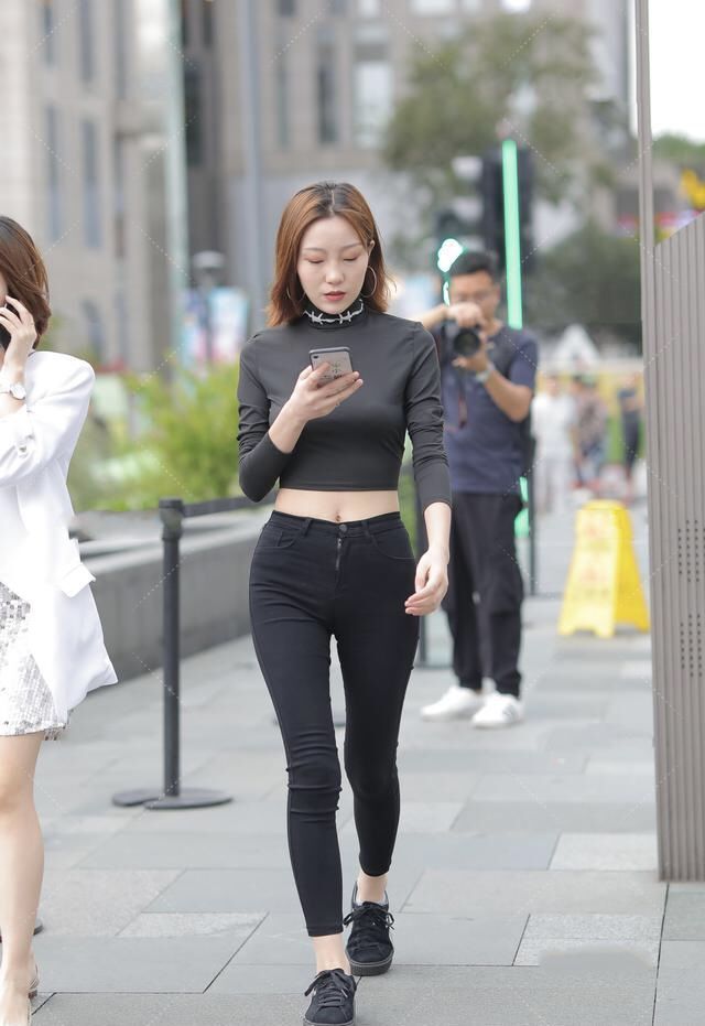 上衣 黑色半高领露背装,搭配黑色紧身裤,酷飒时髦的纯黑色套装