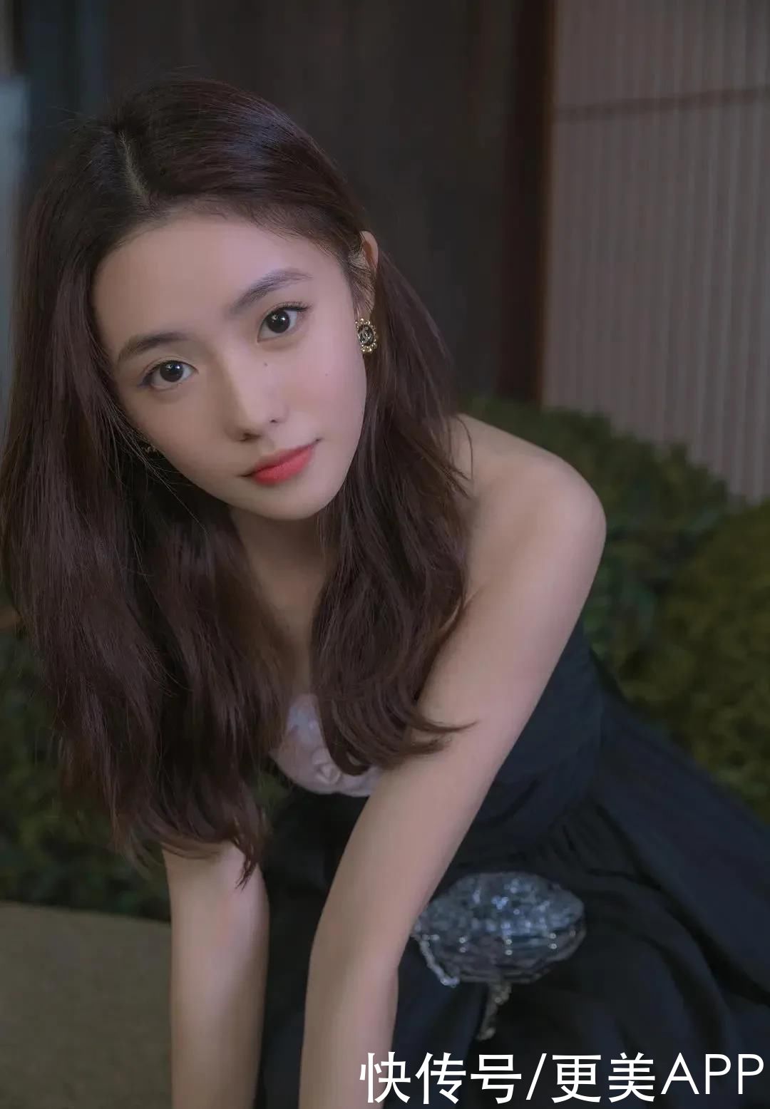 明明长了一张青涩稚嫩的脸庞,但总能感觉到 几分媚眼如丝小女人的妩媚