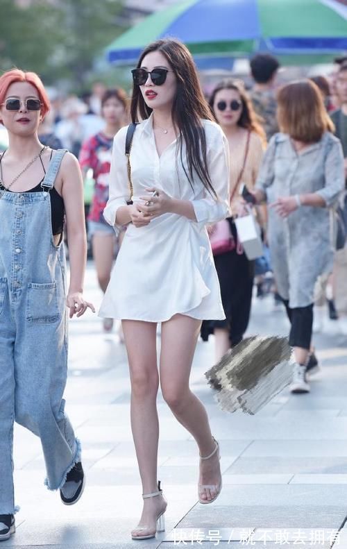 小蛮腰 苗条女孩的时尚穿搭,简单的“白色系”造型,展现不一样的魅力