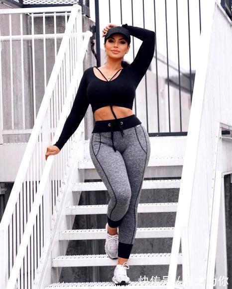 手臂|35岁健身模特,生了孩子后,也不忘健身,沙漏身材,惹人爱