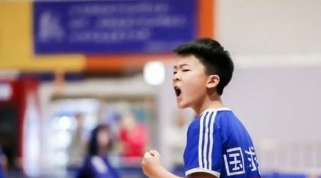 乒乓球|奥运冠军王楠晒10岁儿子,乒坛首战小组第一,4岁女儿球技不输妈