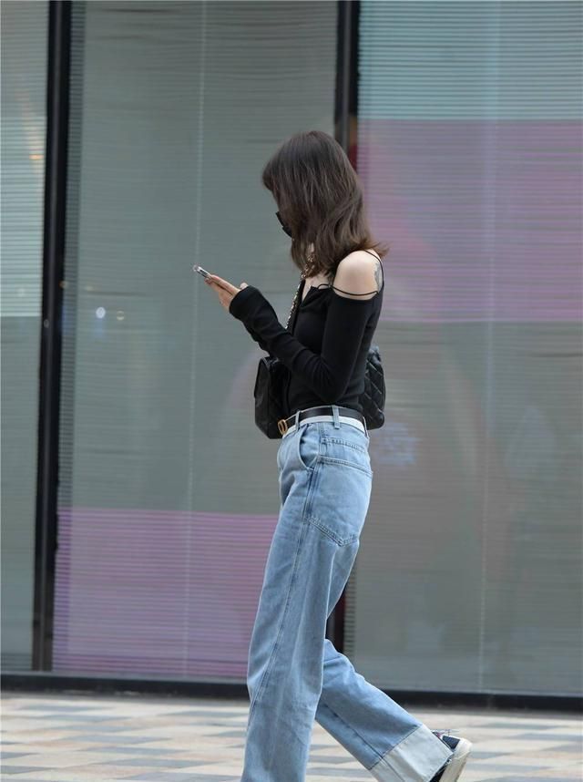 浅蓝色 秋天适合搭配牛仔裤,选择款式很重要,你会怎么搭配呢?