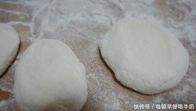 锅中|酱肉包子,整粒的肉丁,嚼起来真带劲