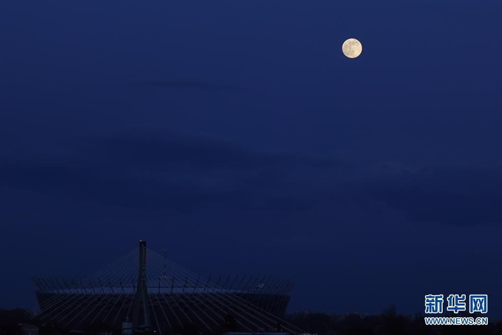 “超级月亮”现身夜空