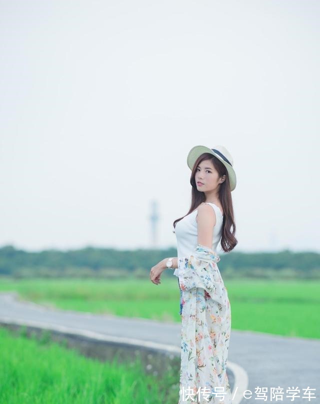 白色 白色背心搭配牛仔短裤青春减龄,清凉又不失时尚感!