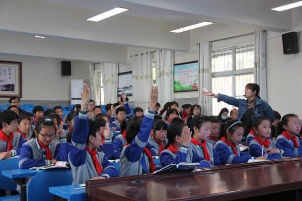 濉溪县四铺中心学校举行新型教与学模式下小学数学教学研讨活动