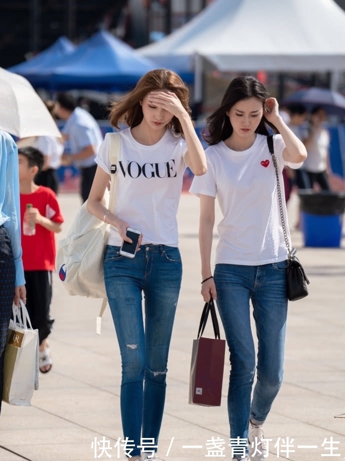 街拍:穿着白色上衣的美女,搭配牛仔短裤,长发及腰尽显女神气质