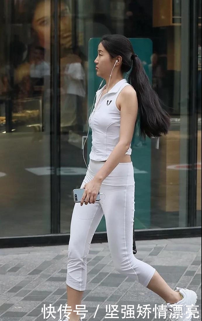 迷人|美女街拍:穿着时尚风情俏丽的小姐姐,钟灵毓秀的,养眼又迷人!