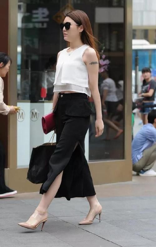 美女黑色针织连衣裙搭配一双简约的小高跟鞋，彰显出时尚的个性