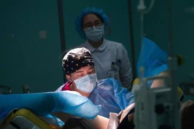 产房里,产妇痛到“喊爹骂娘”,暴躁丈夫一巴掌下去,医生傻眼了