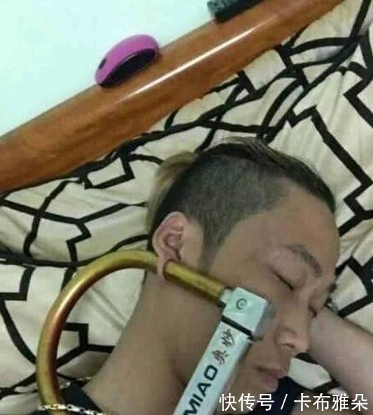 |搞笑图片幽默段子笑话:小小年纪就知道讨女孩子开心,可以的哦