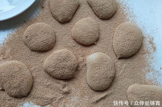 它是我做过最简易的点心,无需烤箱,蒸好擀薄就能吃,香甜好美味!