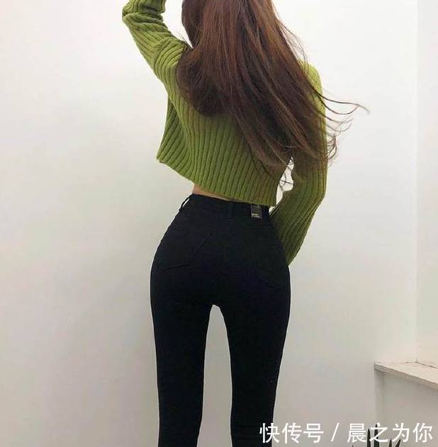 紧身 年轻靓丽的打底裤美女，展现出腰身的纤细曲线，散发青春气息！