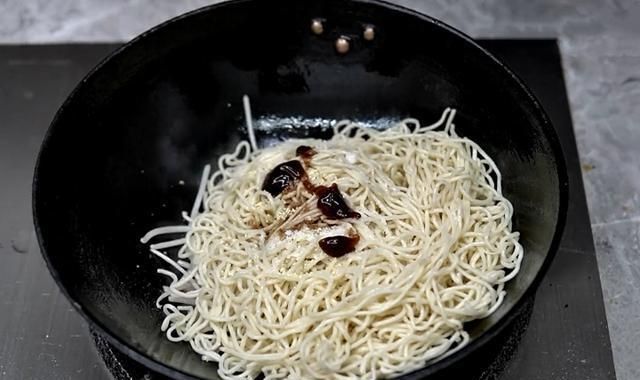 鸡蛋炒面时,先炒鸡蛋还是面条?很多人做错,难怪面条粘锅不劲道
