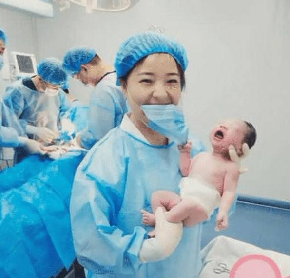 刚出生|护士接生遇到“熊孩子”，刚出生就冲护士下手，让美貌护士笑喷了