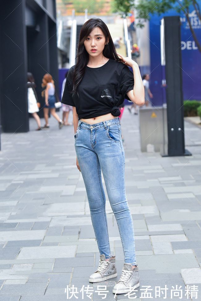 街拍：当黑色短袖遇上牛仔裤+帆布鞋穿搭，青春休闲又显白！