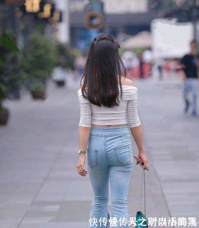 打底裤 黑色修身上衣搭配黑色打底裤,展现出温柔气质,休闲感十足