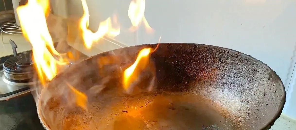 铁锅，锅底黑垢油污多怎么去除？教你一招，铁锅立马变新锅