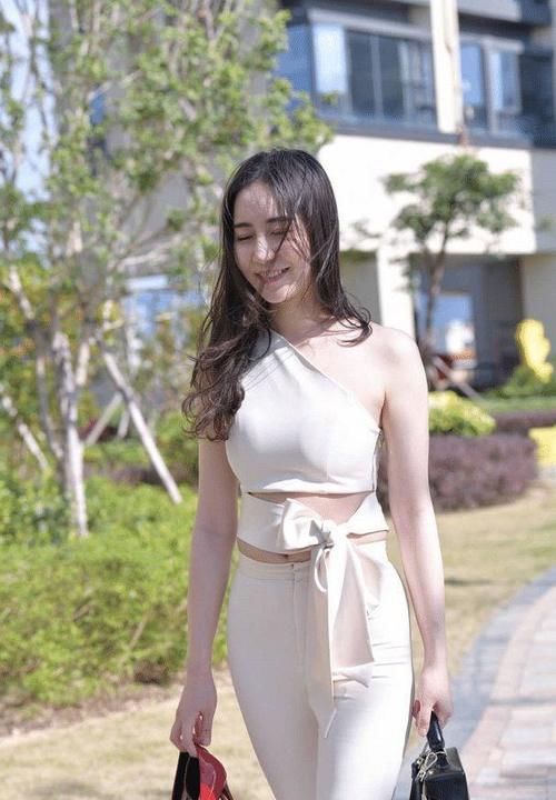 路人街拍：美女身材完美，很有气质