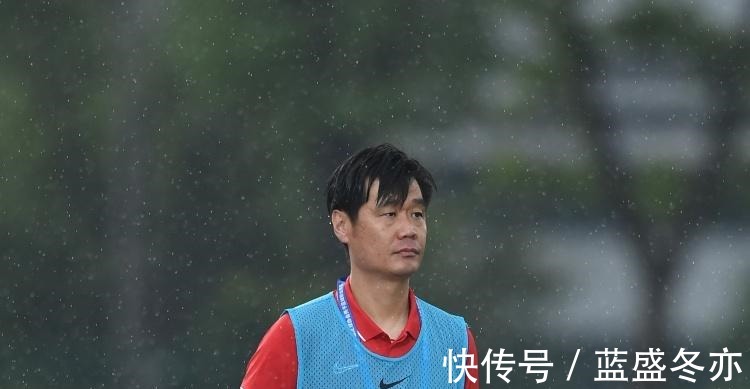 12强赛|东体国足训练场周围特色横幅消失,李霄鹏低调又谨慎!