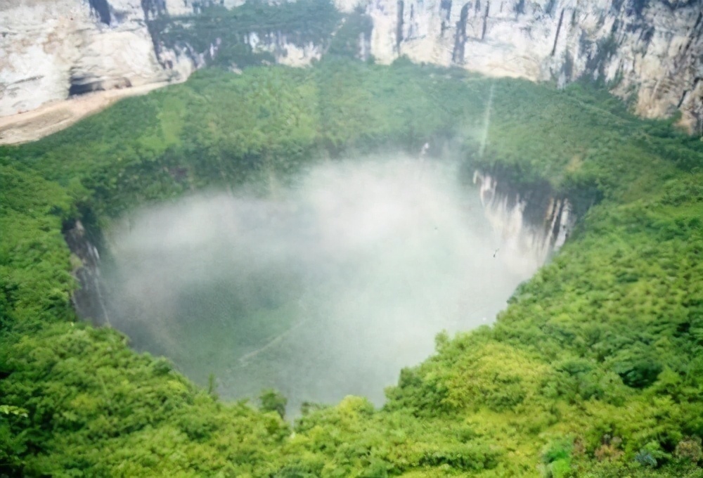 世界上最大的天坑，面积达38平方公里，是唯一的地表水冲蚀而成