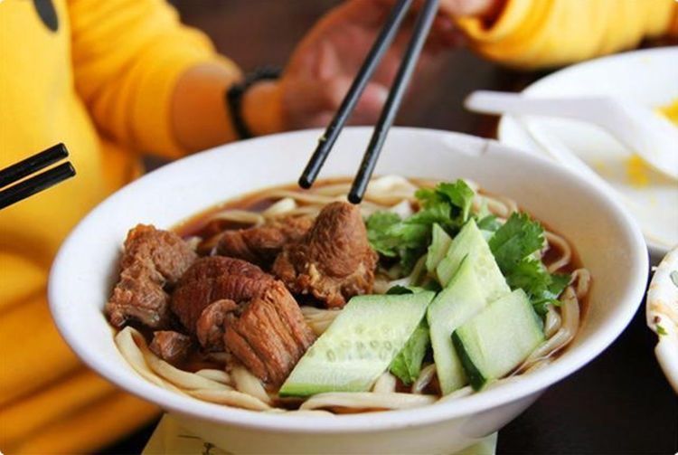 偷东西|这碗“毒面条”看似饱了肚子，实则毁掉孩子未来，父母却毫不在意