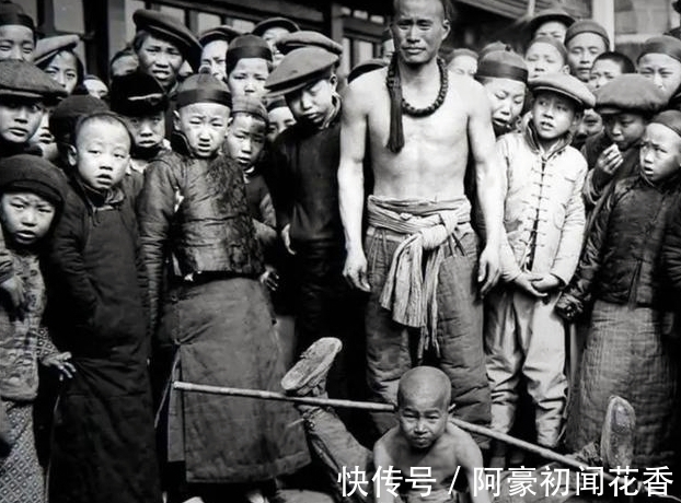 天良!同治年间,俩乞丐街头耍“人面蛇”,真相令人胆寒:此非蛇而是人