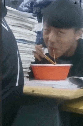 |搞笑GIF:三个老板看一个员工干活,这名员工辞职的心都有了