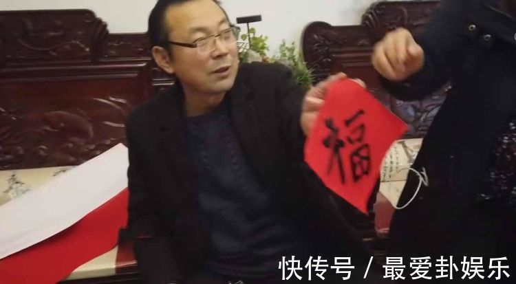 春联&大衣哥朱之文写春联冲上热搜,网友盛赞,专家:远不如二年级水平
