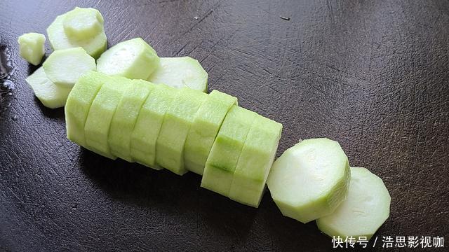 鱼肉这样做味道更香,做法简单又营养,我家经常吃的一道家常菜