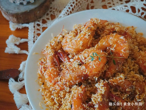 教你制作避风塘炒虾金黄澄亮，焦香酥脆，好吃到连壳都能嚼干净