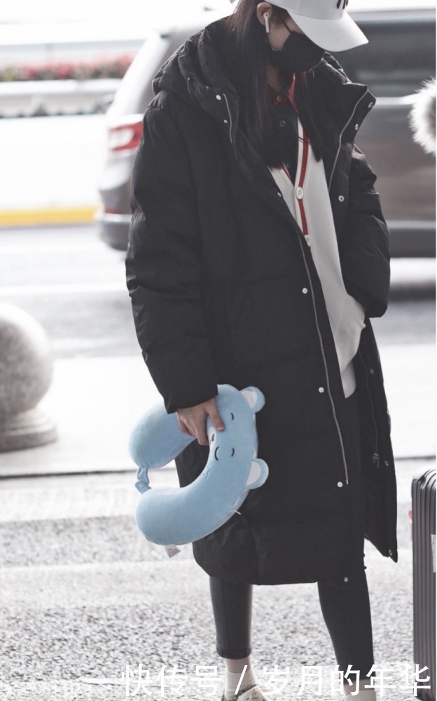 傅菁把长款羽绒服穿得时髦又不臃肿叠穿衬衣和毛衣,好看又保暖