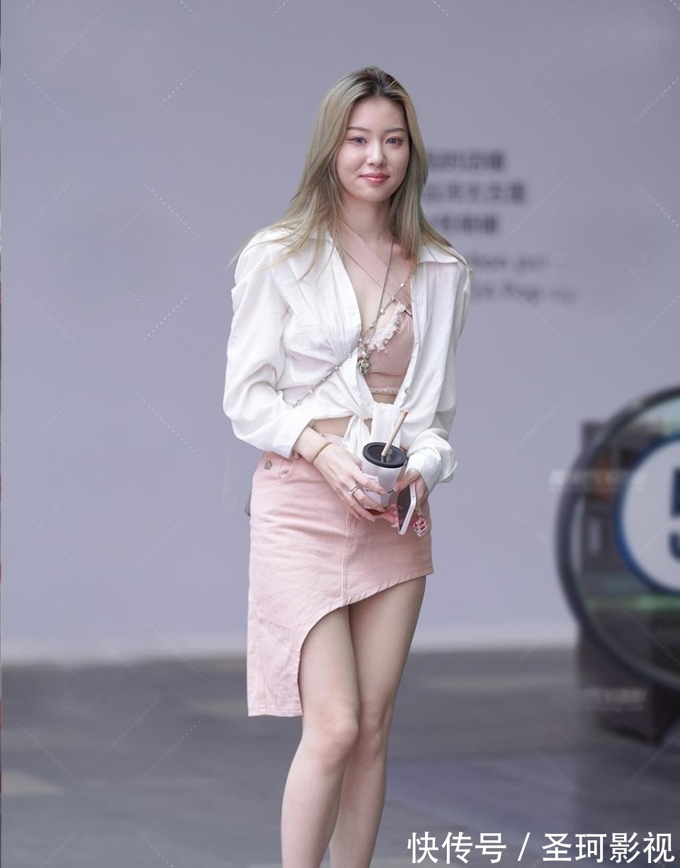 女生 长腿女生的个性穿搭,白色衬衫配淡粉色牛仔裙,清新又美丽