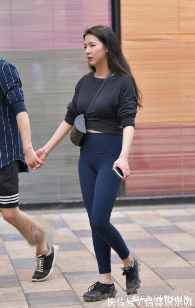 漆皮裙 打底裤简洁大方照样穿出潮范，舒适的版型看上去更有味道