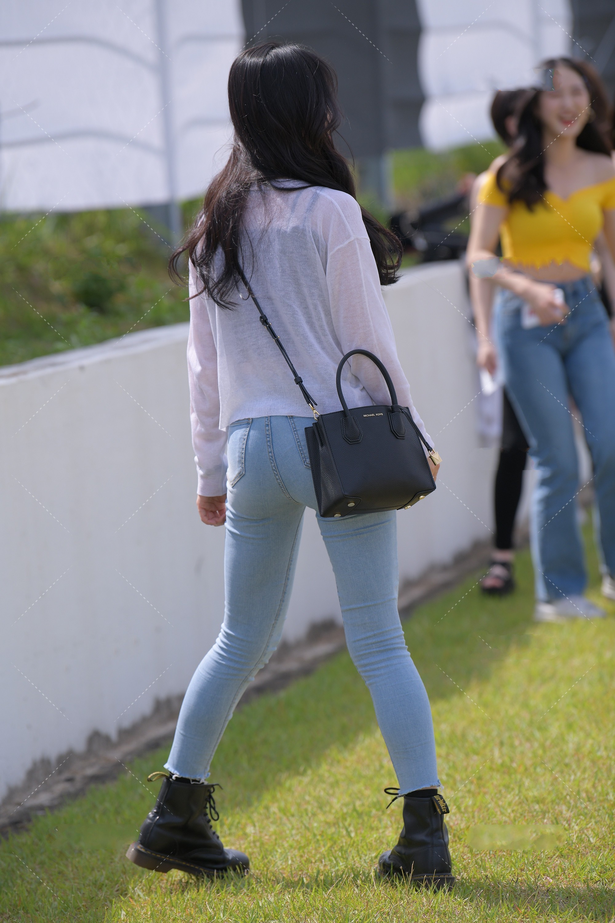 们可以选择|黑白配的搭配风格简单干净, 基础高级