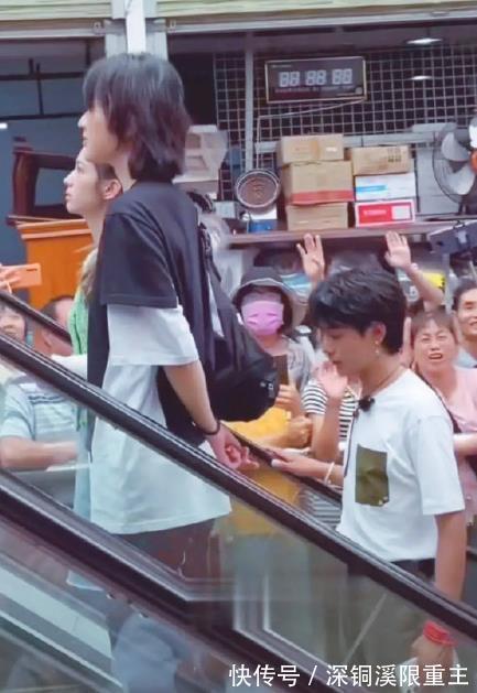 姚安娜|华为二公主姚安娜超市买菜,拿箱子提多个口袋,被赞家教好接地气