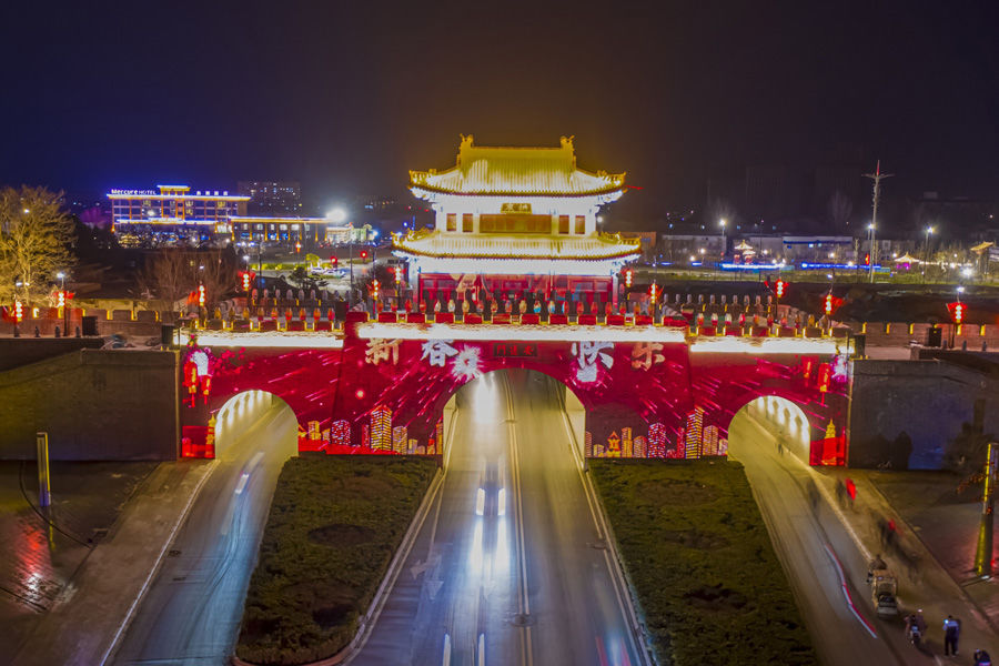 牛年春节的夜开封让游客陶醉，大宋不夜城名不虚传